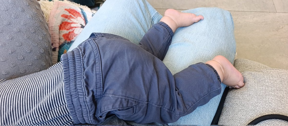 Micro historia de terror: se quedó dormido encima de mi y me estooooy haciendo pipiiiiiiiiiiii