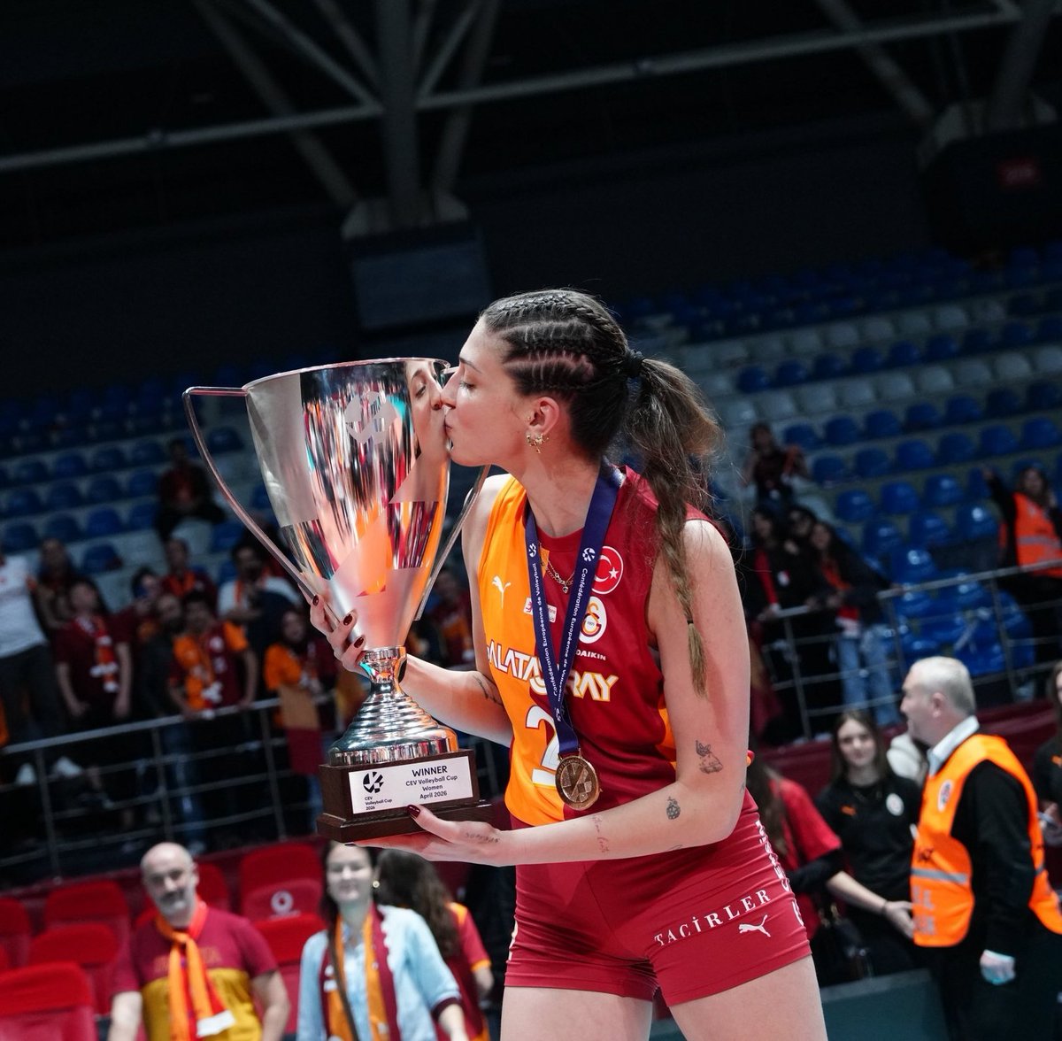 elovoley tweet media