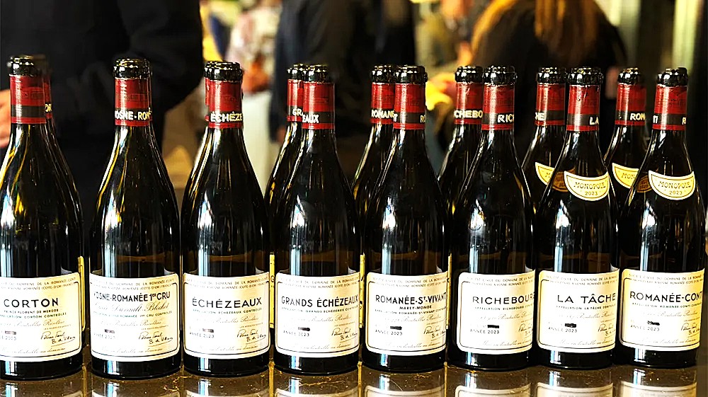 wineworldnews's tweet image. This bottle of Domaine de la Romanée-Conti retails for considerably less than its $11,000 sibling. tinyurl.com/4tnbcym9 via @RobbReport #drc #wine #wineworldnews