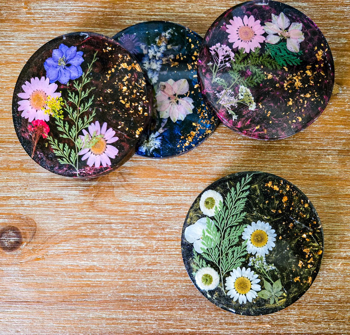 MinimalAbstrac1's tweet image. Metallic &amp;amp; Florals Circle Resin Coasters ☕️🫖✨️🌷⚘️🌼🪻🌿
etsy.com/listing/150730…
#etsyfinds #handmadehour #uniquegifts #giftsforher #giftsformom #womaninbizhour #CraftBizParty #SpringFlowers #FlowerPower #FloralJoy #CoffeeLovers #TeaTime #Coasters #wednesdayfeelings