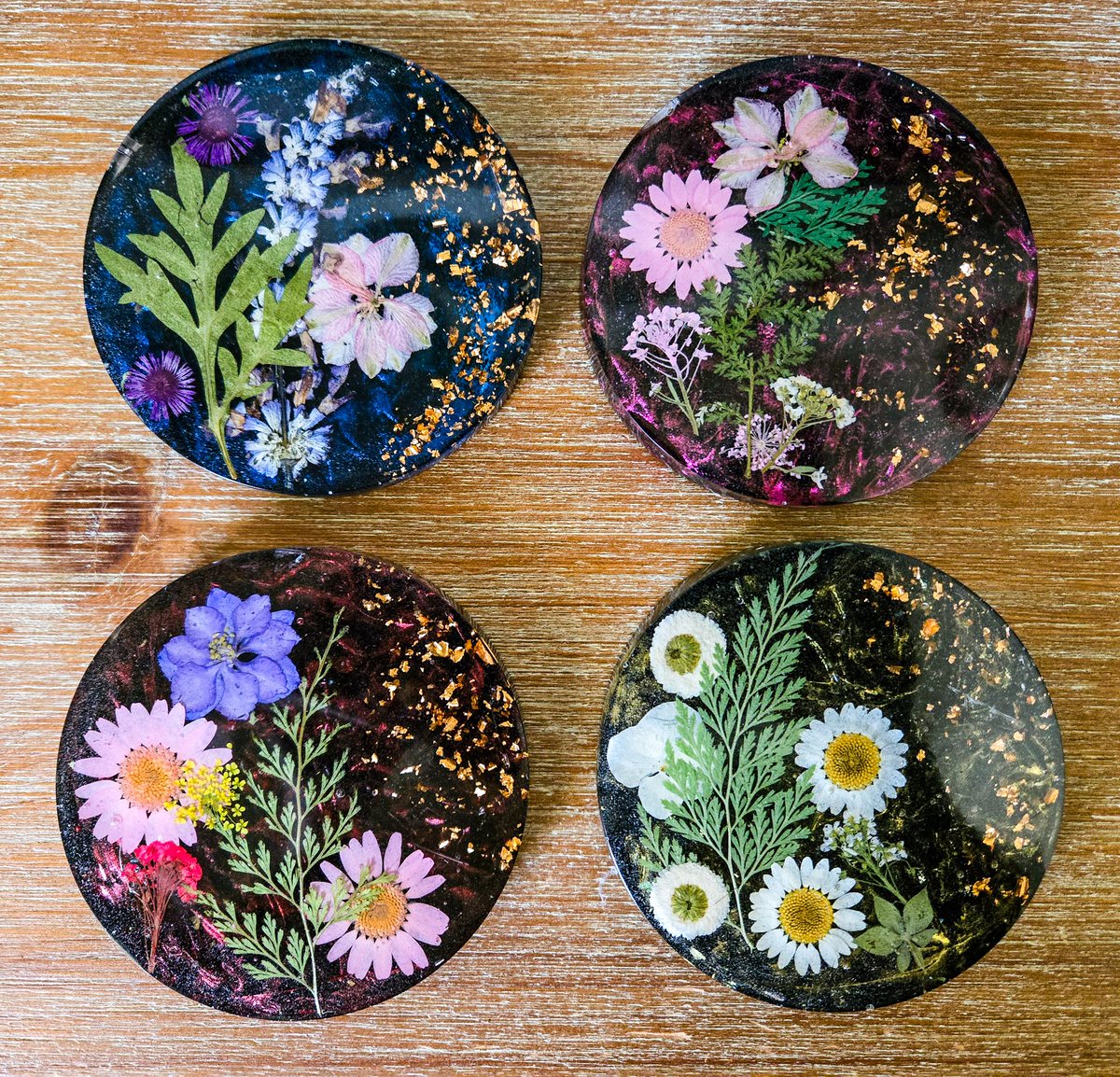 MinimalAbstrac1's tweet image. Metallic &amp;amp; Florals Circle Resin Coasters ☕️🫖✨️🌷⚘️🌼🪻🌿
etsy.com/listing/150730…
#etsyfinds #handmadehour #uniquegifts #giftsforher #giftsformom #womaninbizhour #CraftBizParty #SpringFlowers #FlowerPower #FloralJoy #CoffeeLovers #TeaTime #Coasters #wednesdayfeelings