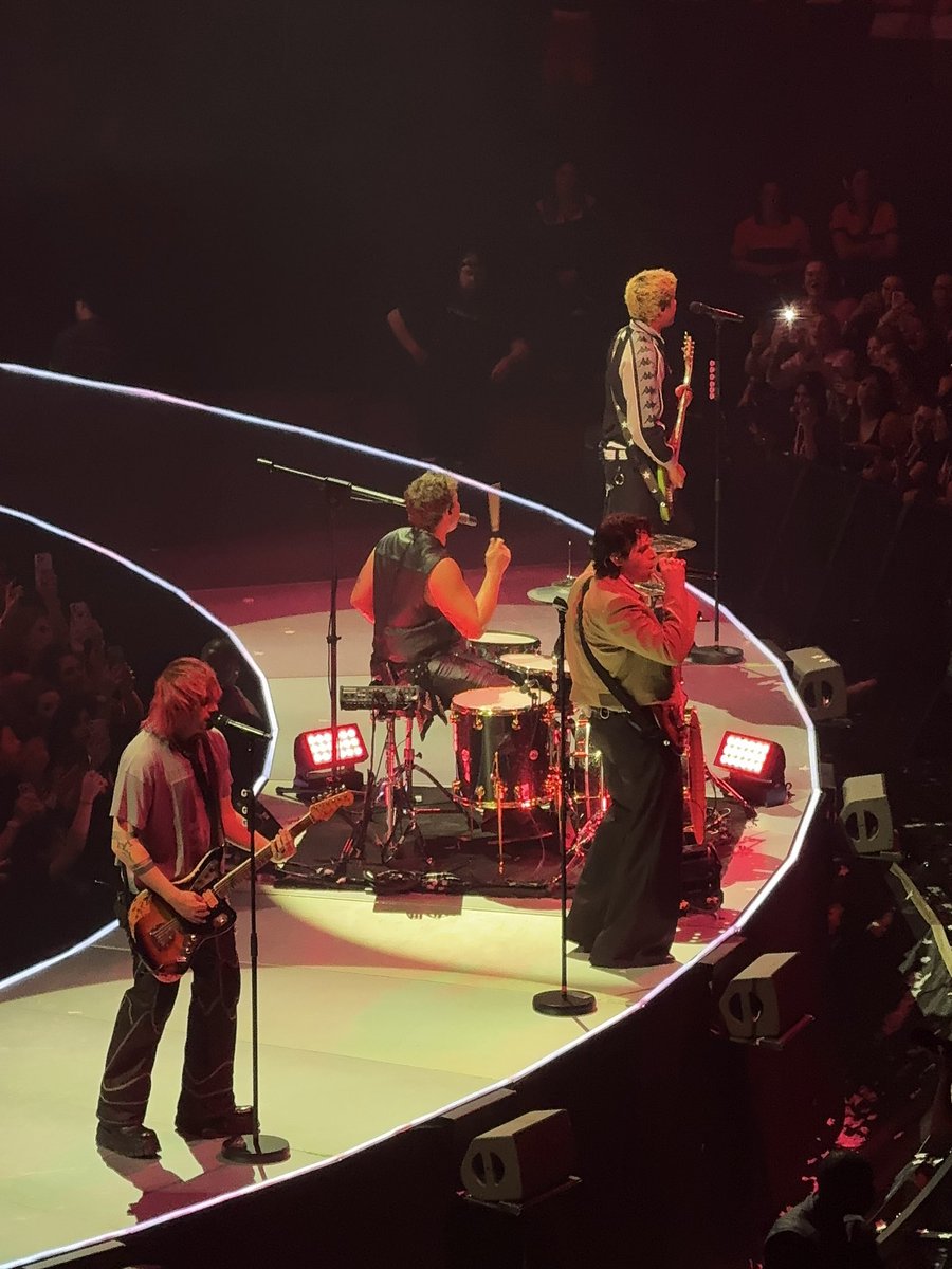 mélinda ✮ tweet media