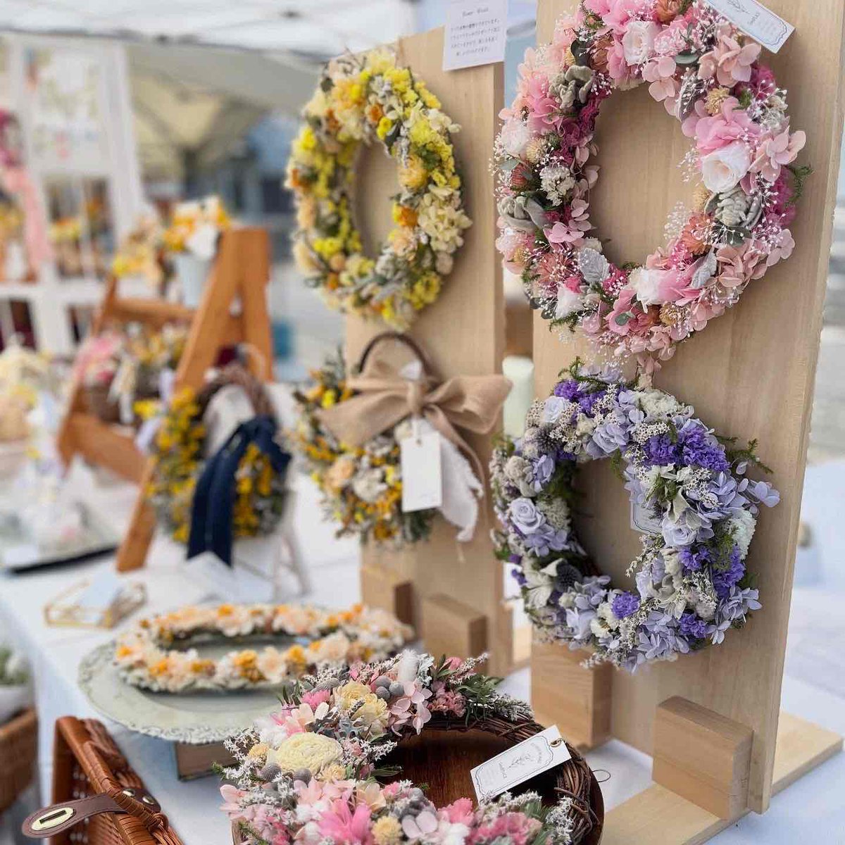 BookKasama's tweet image. #カラフル’26春 出店者紹介

#GoodPLACE/26日
[ドライフラワー]
「日常に癒しを」をコンセプトに季節の植物を使って、リースやキャンドルを制作しています。

2026.4/25(土)-26(日),28(火)-29(水) 10:00〜16:00 #笠間工芸の丘

#茨城 #笠間
#クラフト #マルシェ #ハンドメイド