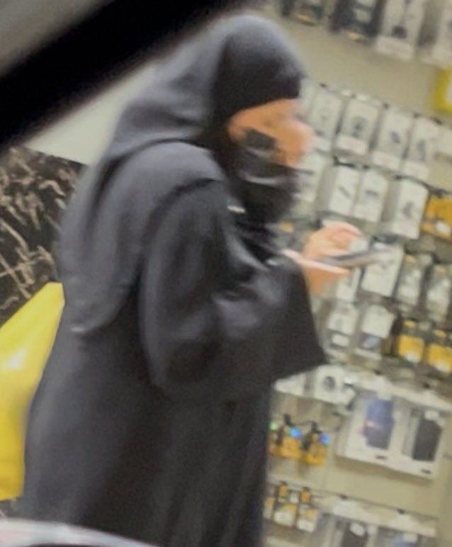 Ddsgbk's tweet photo. اختي لما تروحي البقالة لازم تلصق العباية على طيزها يعني يا ناس شوفوا طيزي يا حلوة أبغى احد يلحس كسي https://t.co/PS1OZQOThy