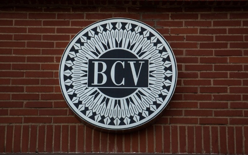 #AHORA | *Bloomberg: Estados Unidos está considerando levantar sanciones al Banco Central de Venezuela*
La administración de Donald Trump estaría evaluando levantar las sanciones impuestas al Banco Central de Venezuela (BCV) para facilitar el flujo de los ingresos generados por