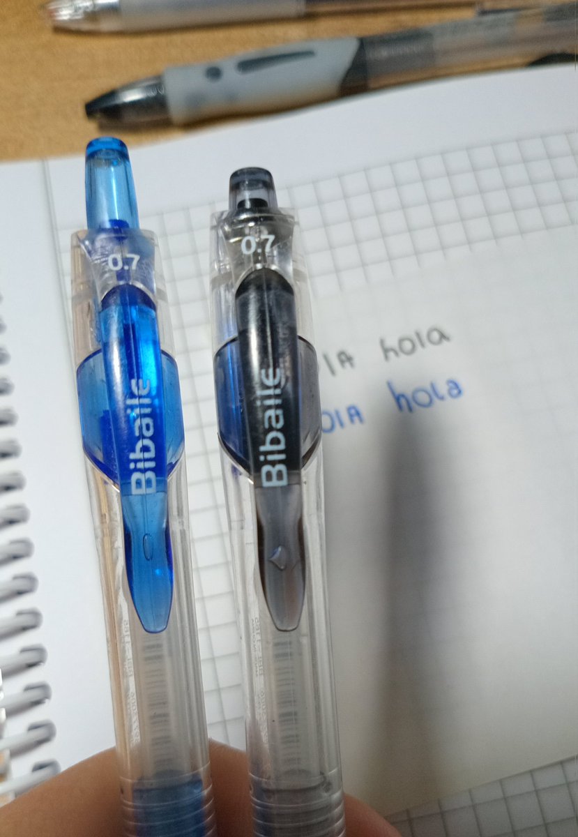 barbarausser's tweet image. les vengo a recomendar estas lapiceras de GEL q escriben hermoso, pigmentan un monton y dura mas en comparación a la de filgo, barato y de calidad !! las encontré en un bazar chino
#studytwtesp