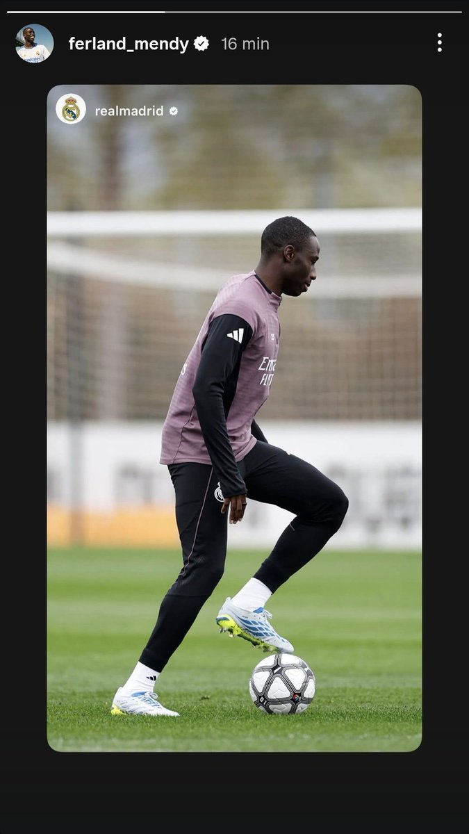 ESnomanu's tweet photo. Ferland Mendy ha vuelto a dar señales de vida después de un mes, a cinco días de la vuelta del Bayern y tras perder el Barça. 

Es el mejor ser humano vivo. https://t.co/NHtXPGoTce