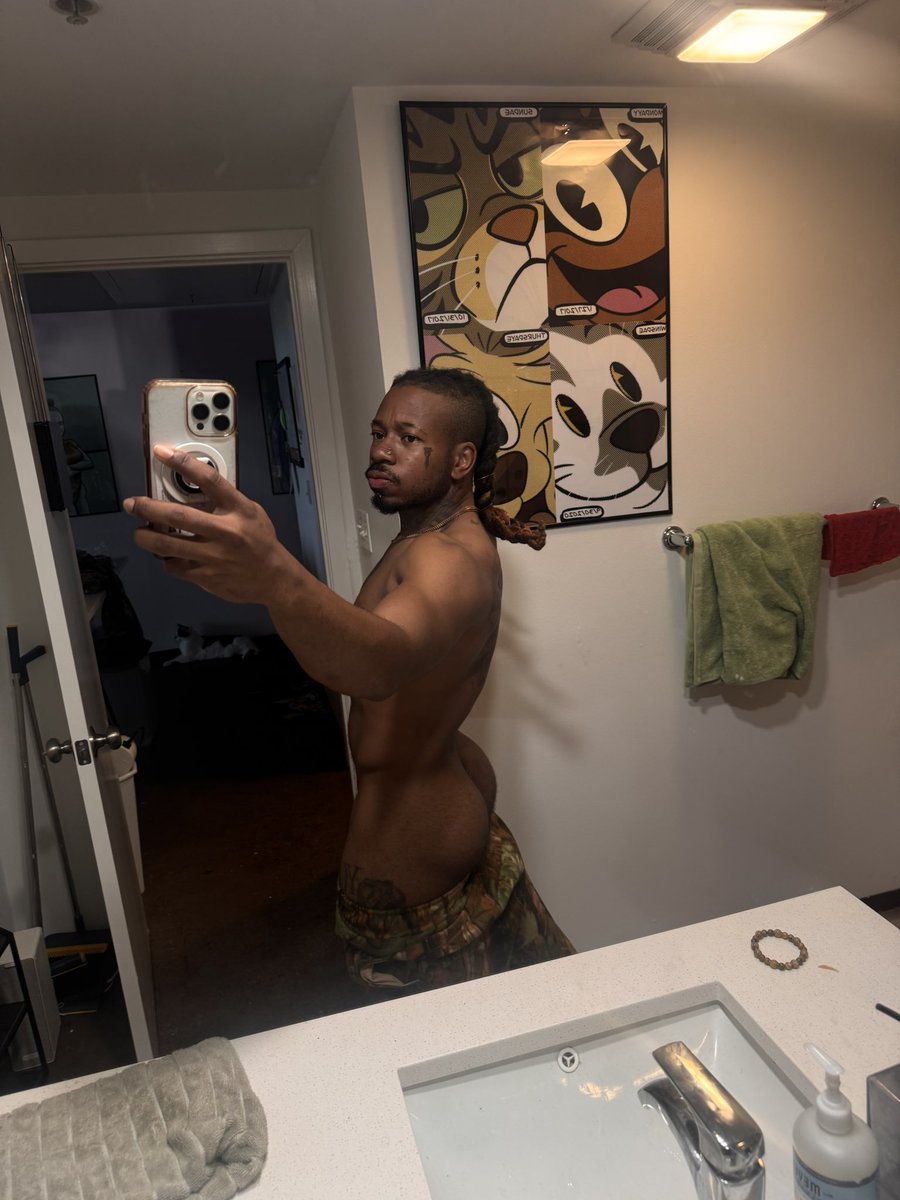 ReehKz's tweet photo. Random selfie since all of us freaks are losing followers https://t.co/yGVQd8F9H7