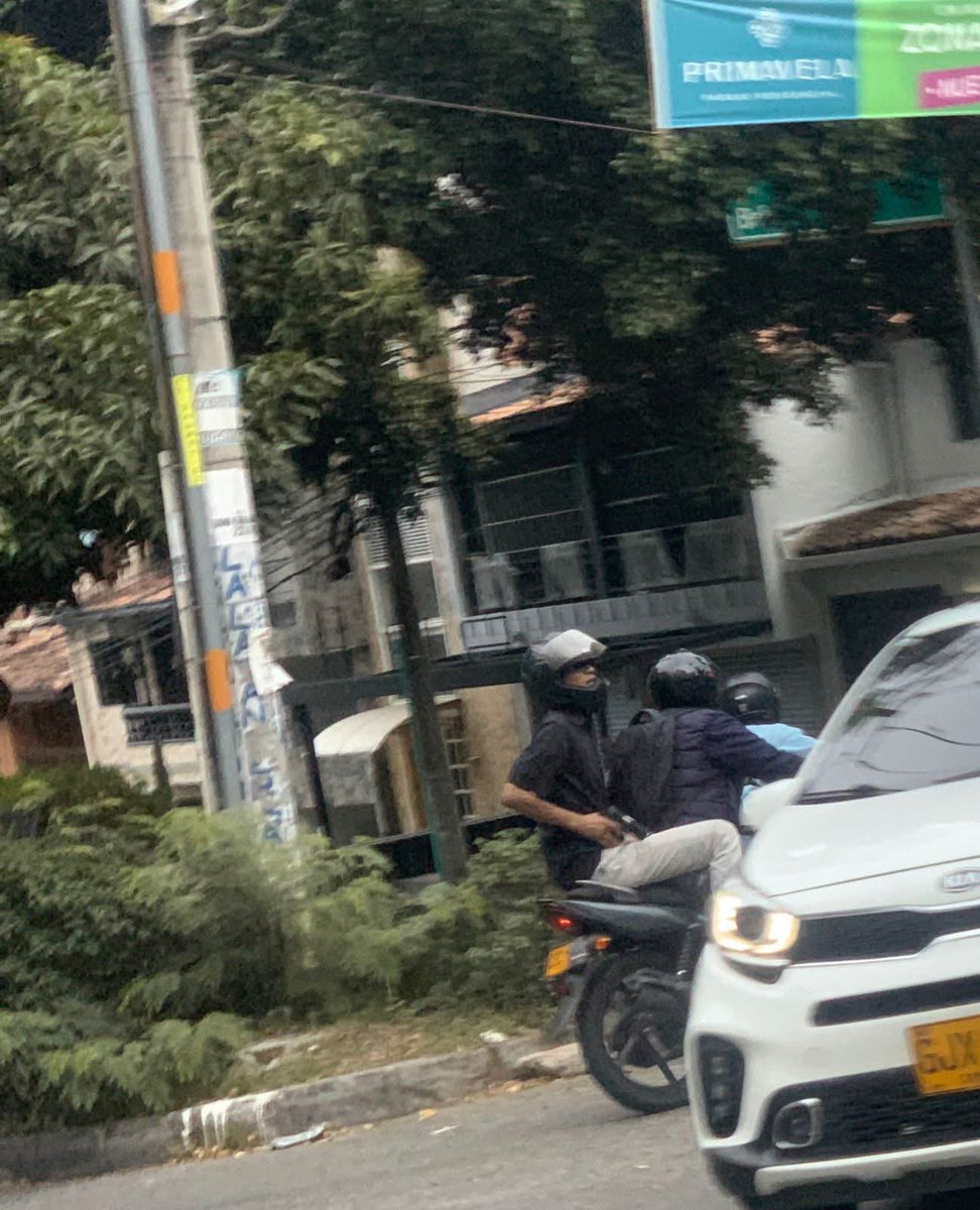 Un presunto ladrón murió cuando cuatro personas en dos motocicletas trataron de robar a una persona en la glorieta de Solla en Bello. La víctima era un policía pensionado. 

En la segunda persona que muere en menos de 24 horas en Bello relacionada con intento de robo.