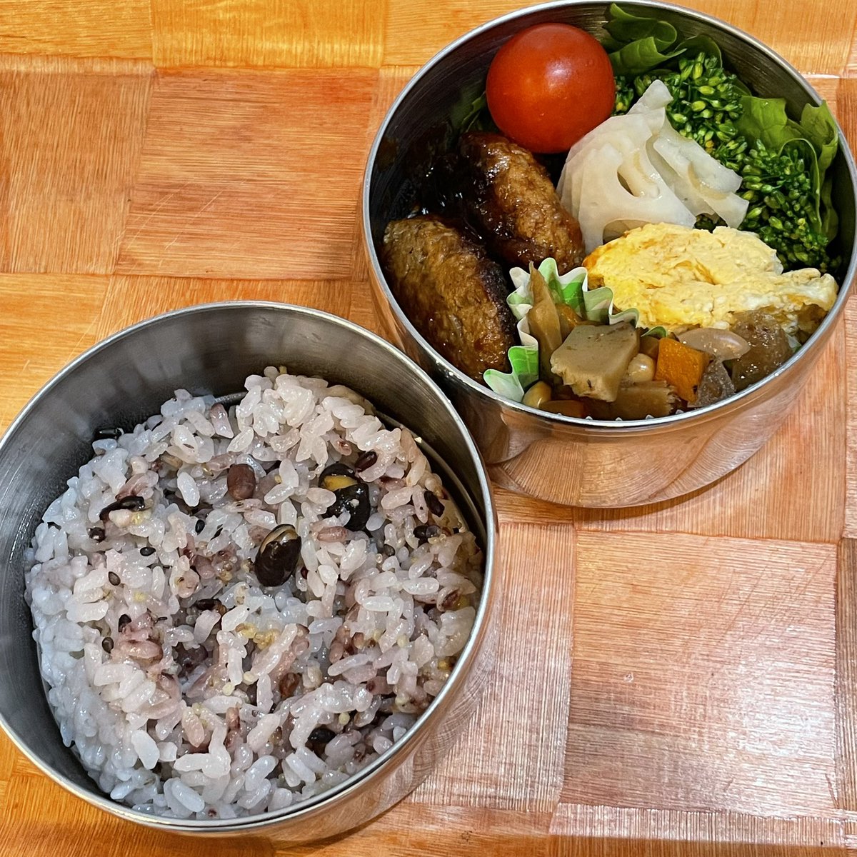 #お弁当記録
・レタス🥬
・ブロッコリー🥦
・卵焼き
・プチトマト🍅
・ハンバーグ
・五目豆
・甘酢レンコン
・十六穀米

今日はハンバーグで頑張ろう😊

#お弁当　
#地味弁当　
#お弁当作り楽しもう部
#お弁当日記