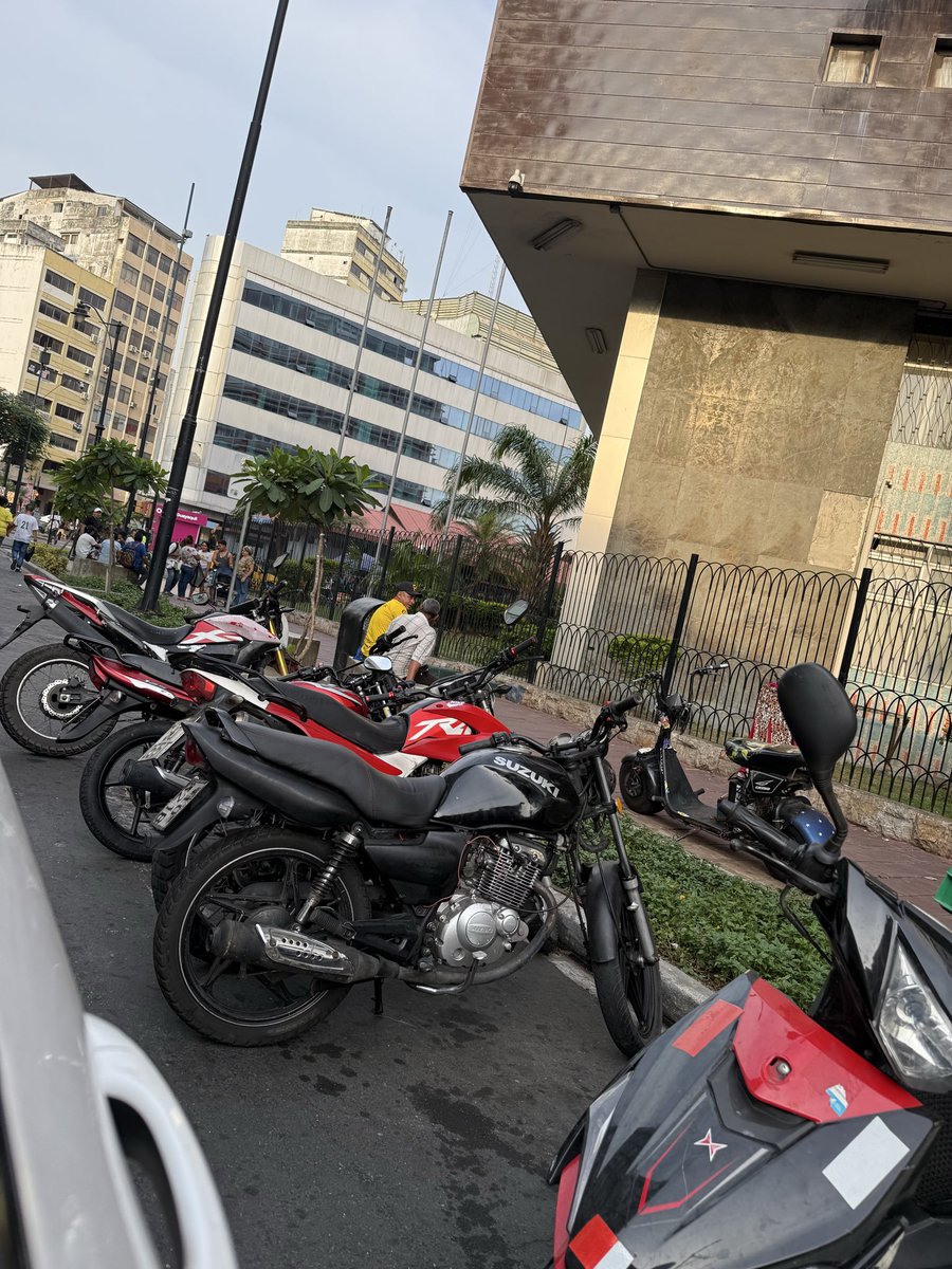 AlexisArguello4's tweet photo. @ATM_Transito @segura_ep por favor en horas pico hagan algo por el tránsito en el centro caja del seguro o se puede transitar por estos Srs que parquean así. https://t.co/KVFe654FAc
