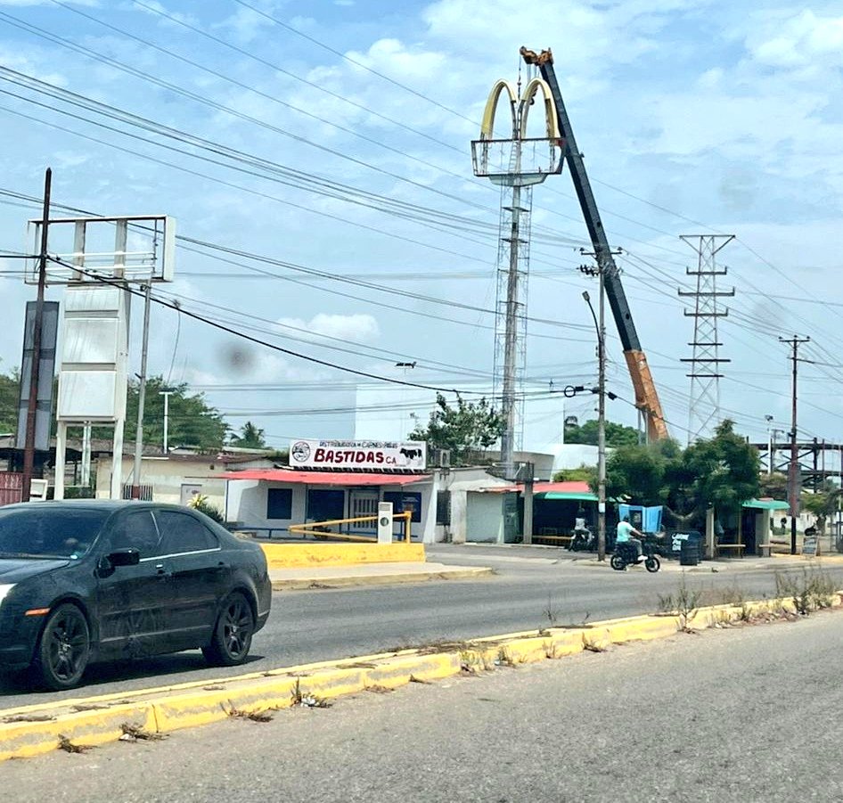 Ciudad_Ojeda's tweet photo. #08Abr Momento cuando desmontan el aviso McDonald's del sector Tropicana de Ciudad Ojeda https://t.co/8H3ugg1pQy