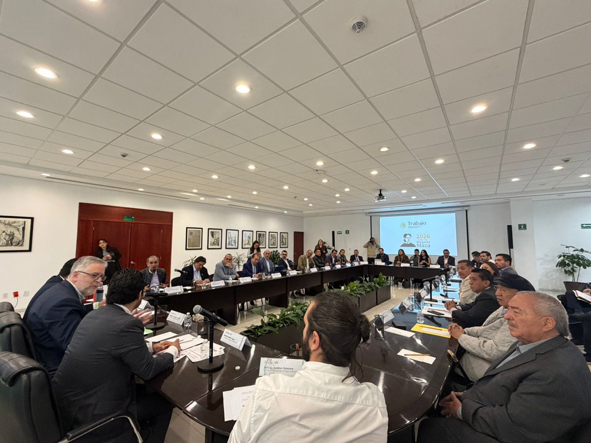 FSTSEmx's tweet photo. 🔴 Encuentro institucional en la Secretaría del Trabajo y Previsión Social

Hoy en la Secretaría del Trabajo y Previsión Social participamos en una reunión con el Secretario del Trabajo, Mtro. @marathb, y el titular de la Unidad de Trabajo Digno, Dr. José Alberto Salafranca Vázquez.

En seguimiento y acompañamiento con las organizaciones sindicales que conforman las Mesas de Diálogo Sindical, nuestra Central la FSTSE participo dando continuidad a los temas prioritarios para la clase trabajadora y fortaleciendo el diálogo permanente entre el gobierno federal y los sindicatos.

Expresamos nuestro reconocimiento al Secretario Marath Bolaños López por su voluntad de atender las inquietudes de los sindicatos y por el cumplimiento de los compromisos asumidos en favor de los trabajadores y ratificamos la solidaridad de nuestra Central y la disposición de seguir avanzando juntos, tal como lo demandaron los dirigentes presentes.

¡Unidad sindical y trabajo digno para seguir construyendo un mejor México! 🇲🇽 

#SindicatosUnidosFSTSE 
#STUNAM 
#SRSTUNAM 
#TrabajoDigno 
#DerechosLaborales 
#UnidadSindical