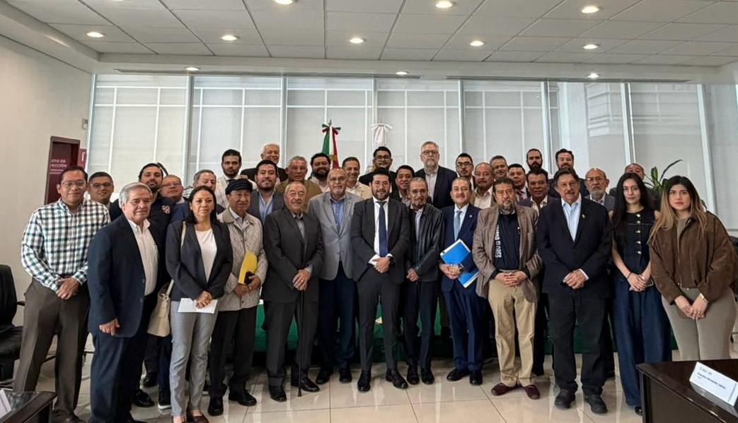 FSTSEmx's tweet photo. 🔴 Encuentro institucional en la Secretaría del Trabajo y Previsión Social

Hoy en la Secretaría del Trabajo y Previsión Social participamos en una reunión con el Secretario del Trabajo, Mtro. @marathb, y el titular de la Unidad de Trabajo Digno, Dr. José Alberto Salafranca Vázquez.

En seguimiento y acompañamiento con las organizaciones sindicales que conforman las Mesas de Diálogo Sindical, nuestra Central la FSTSE participo dando continuidad a los temas prioritarios para la clase trabajadora y fortaleciendo el diálogo permanente entre el gobierno federal y los sindicatos.

Expresamos nuestro reconocimiento al Secretario Marath Bolaños López por su voluntad de atender las inquietudes de los sindicatos y por el cumplimiento de los compromisos asumidos en favor de los trabajadores y ratificamos la solidaridad de nuestra Central y la disposición de seguir avanzando juntos, tal como lo demandaron los dirigentes presentes.

¡Unidad sindical y trabajo digno para seguir construyendo un mejor México! 🇲🇽 

#SindicatosUnidosFSTSE 
#STUNAM 
#SRSTUNAM 
#TrabajoDigno 
#DerechosLaborales 
#UnidadSindical