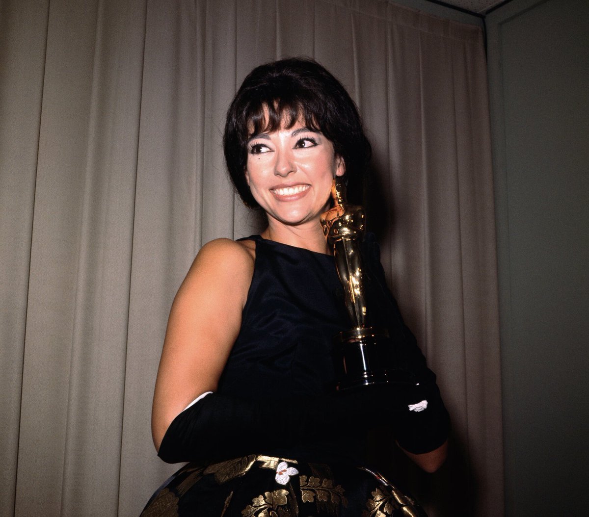 landofthe80s's tweet image. On this date in 1962, Rita Moreno won the Academy Award for Best Supporting Actress for her role in “West Side Story” #nostalgia
