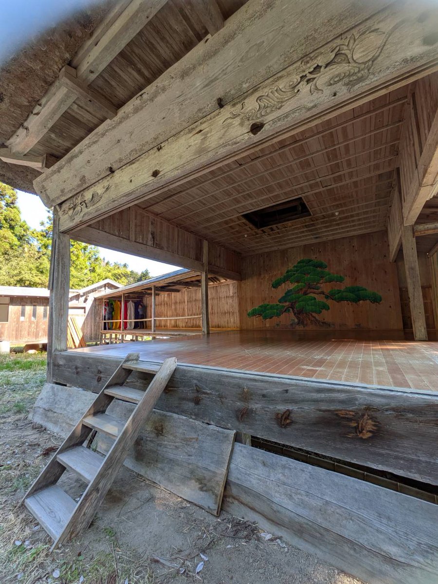 昨日は #白山神社 の能舞台にて泰志が仕舞「笹之段」
を、千音世が「船弁慶」の
義経を務めさせていただきました。