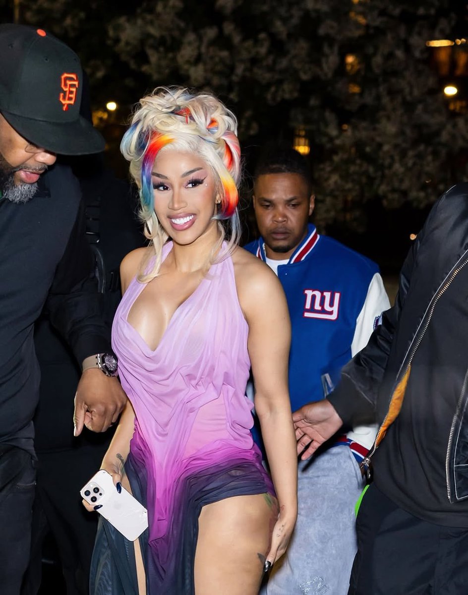 wavecheckers's tweet photo. Cardi B outside in Philly 🔥 https://t.co/jTl6BqqEmV