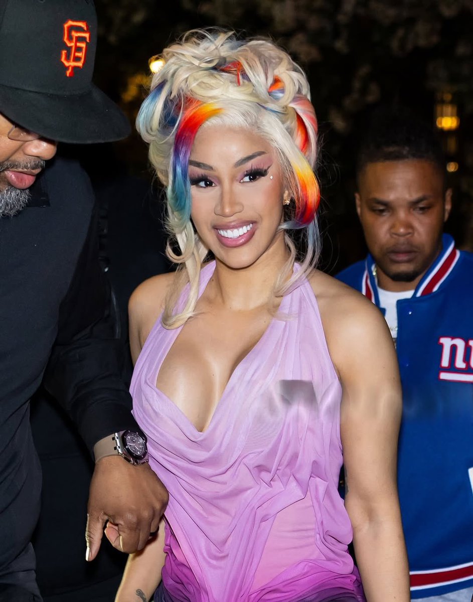wavecheckers's tweet photo. Cardi B outside in Philly 🔥 https://t.co/jTl6BqqEmV