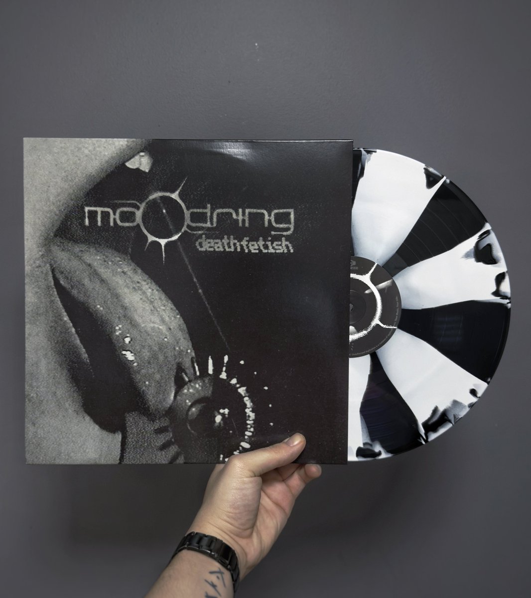 MetalBlakedowns's tweet photo. Moodring - death fetish

Black &amp; White Propeller /300 https://t.co/b3jtCdcPV6