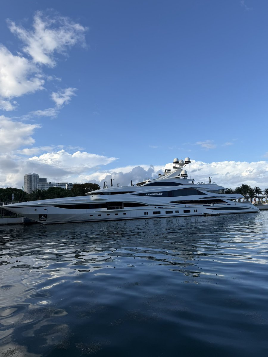Kevin_Rutois's tweet image. Casual Miami sighting..💰💰

#miami #yacht #boating