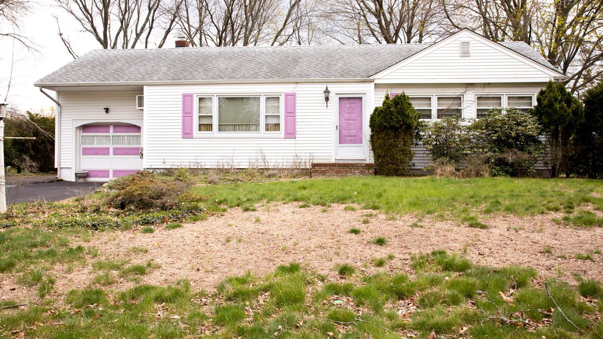 Before you put your house on the market, make sure that you address common eyesores that tend to send the wrong message to any would-be buyers. housedigest.com/2078067/common…
