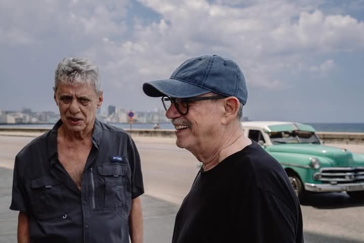 RP_OndaAlegria's tweet photo. 🇧🇷🎸 Treinta y cuatro años después de su última visita a Cuba, Chico Buarque volvió a la nación caribeña por invitación del cantautor Silvio Rodríguez. 

Ampliamos la información en 👇:
.
.
.
🔗 https://t.co/2vH2iuorIf https://t.co/gA7duA4QGz