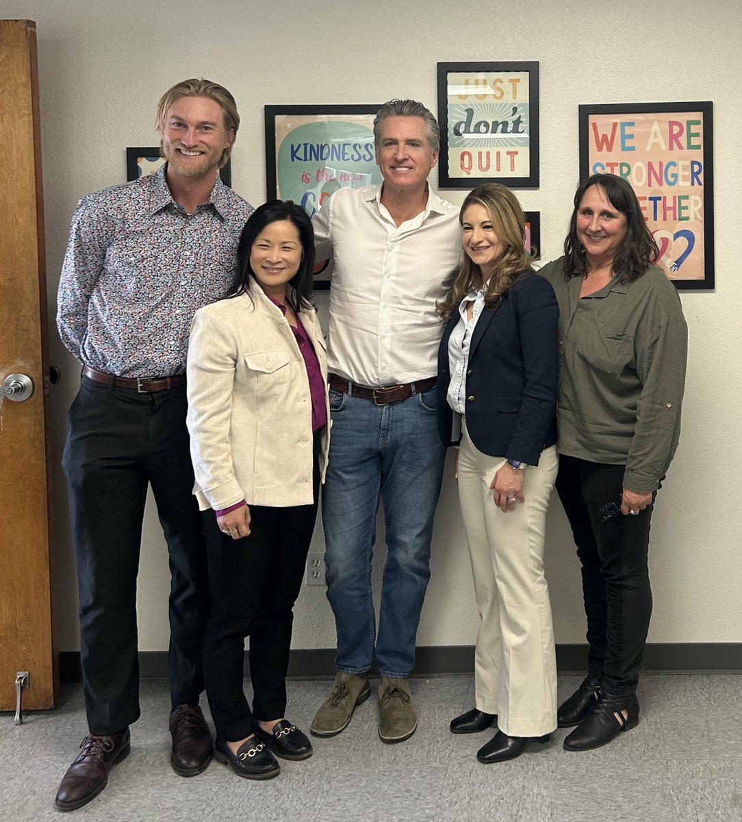 californiapuc's tweet image. A major milestone for #BroadbandForAll! Gov. Gavin Newsom, CPUC Commissioner Christine Harada, and the California Department of Technology recently joined the Bishop Paiute Tribe to celebrate the tribe becoming the first customer of CA’s Middle-Mile Network. Through efforts like