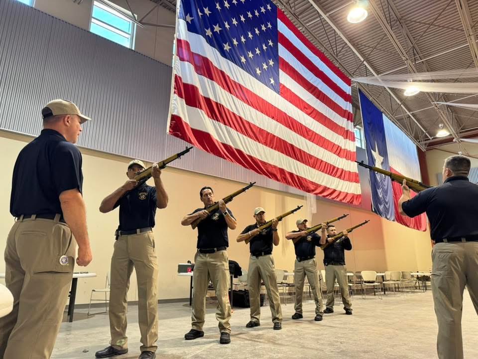 TxDPSWest's tweet image. As we wrap up day two of training, Honor Guard is more than precision—it’s honor, discipline, and respect. 🇺🇸

The 21-gun salute represents our highest tribute—gratitude, sacrifice, and remembrance.

Every detail matters. Every tribute counts.

#DPS #Service