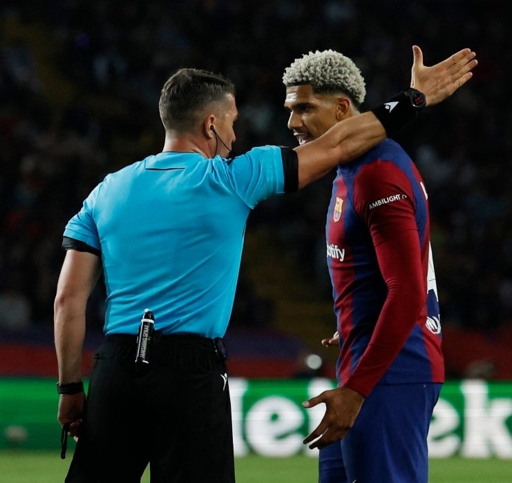 Jeff_Deuces's tweet photo. I present to you István Kovács
The same referee from the clash vs Paris Saint-Germain, where a controversial red card to Ronald Araújo turned the game and led to Barça’s elimination.
Today too a controversial red card to Pau Cubarsi
How UEFA also find ways to bottle Barcelona UCL https://t.co/mleOSKgvyO
