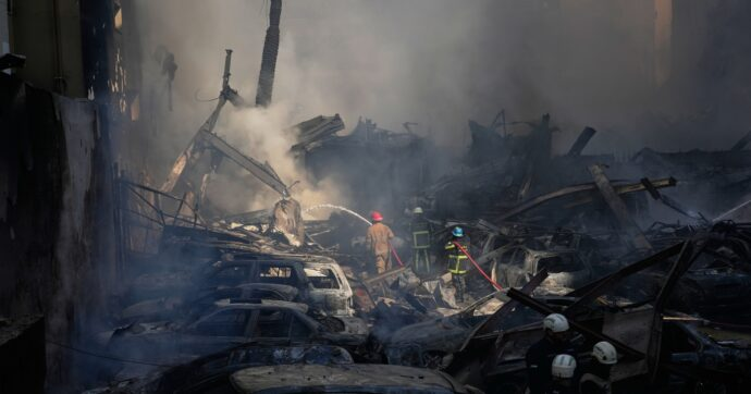 BlobRai3's tweet image. "TENEBRE"
160 bombe in 10 minuti sul Libano: “Oltre 250 morti e mille feriti”. Strage di civili. Trump: “Solo scaramucce”. Attacchi devastanti, un massacro di civili, un’operazione che Israele ha denominato internamente “Oscurità eterna“. (ilFattoQuotidiano)
#blob ore 20 Rai3