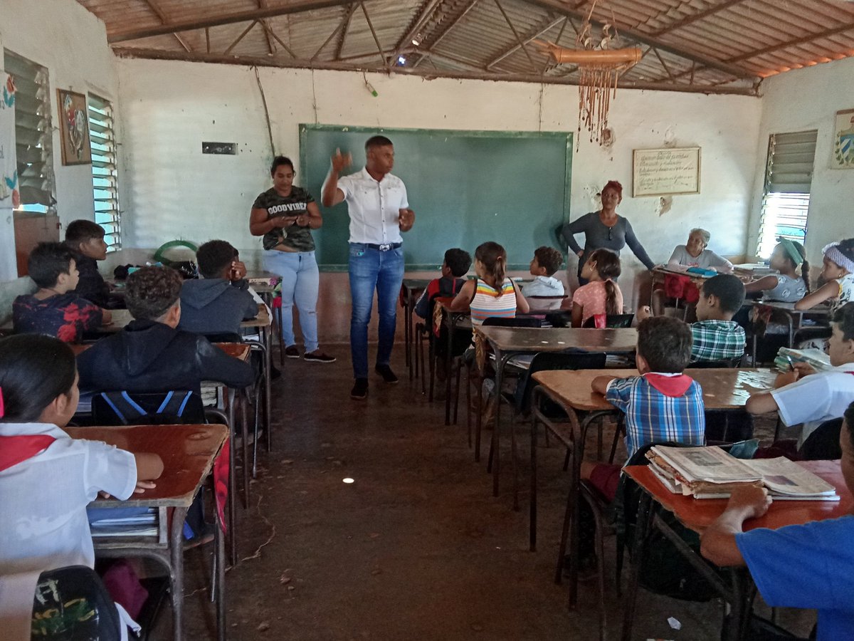 Marcha el proceso docente educativo en el Nivel educativo Primaria del municipio #BaraguáPorMás. 

Durante el recorrido apreciamos docentes en constante preparación que responde a las exigencias del Perfeccionamiento Educacional. 

#EducaciónBaraguá #CubaMined