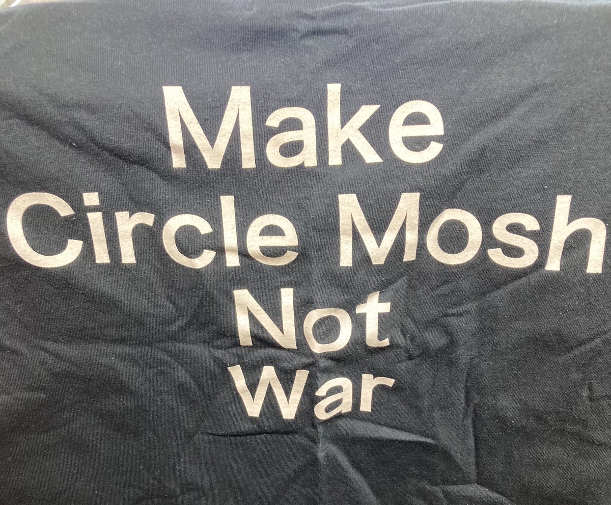 KxTxN_dog's tweet photo. 昨日はこれ着て行ったよKOさんデザインのハイスタTシャツ
国会前デモには行けなかったけど気持ちは連携

フロアの柵撤去されてたからそっちで左回り参加したかったけど体力ない年寄りはいつもの端っこ定位置で見てました😇 https://t.co/sfSloHo0DD