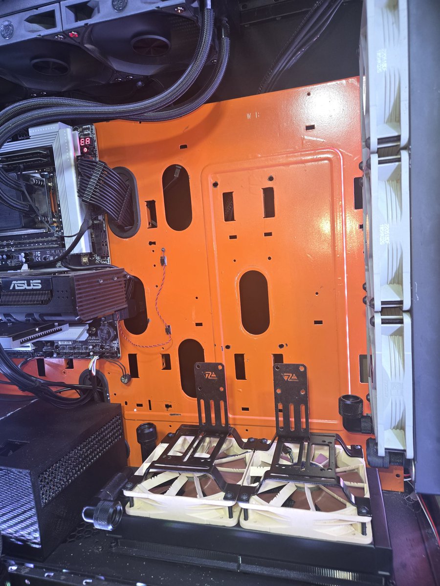 tekminute's tweet image. Getting started on my watercooling build as a wait for the rest of the parts. Had to 3d print a bracket to mount the bottom radiator. #3dprinters #pcwatercooling