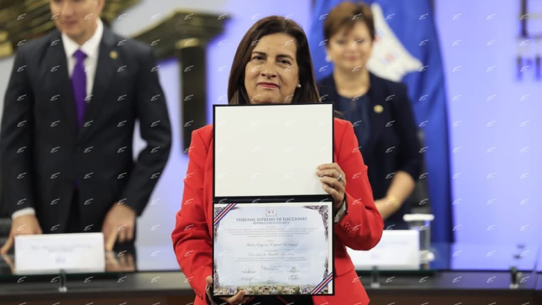 Una ladrona llena de causas penales convertida en diputada sólo para tener inmunidad, viva la democracia chavista 😍