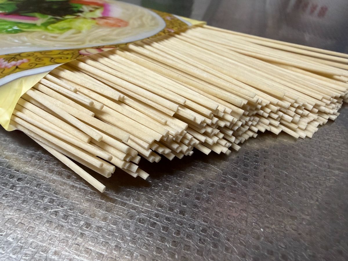 やっぱ美味しいわぁ〜！
稲庭うどんの職人佐藤さんが作った、「稲庭中華そば」第四弾？
第五弾？！
自宅で実食！
野菜沢山食べられてホント美味しいです。
麺だって特別に作った「丸麺」です。
清水本店、各出張販売所で販売していますヨ