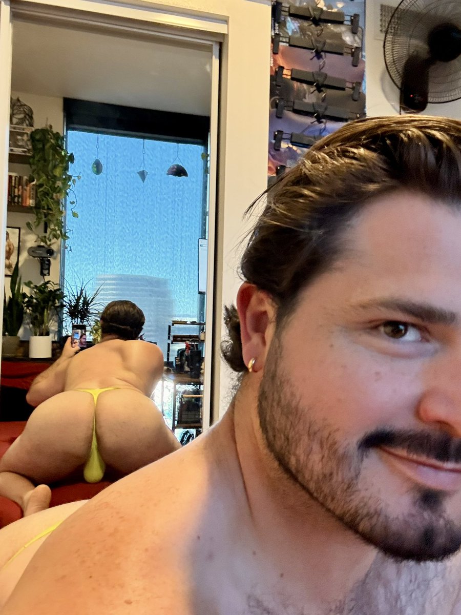 DezertDaddy's tweet photo. Happy hump day boy! https://t.co/SezQLZScoo