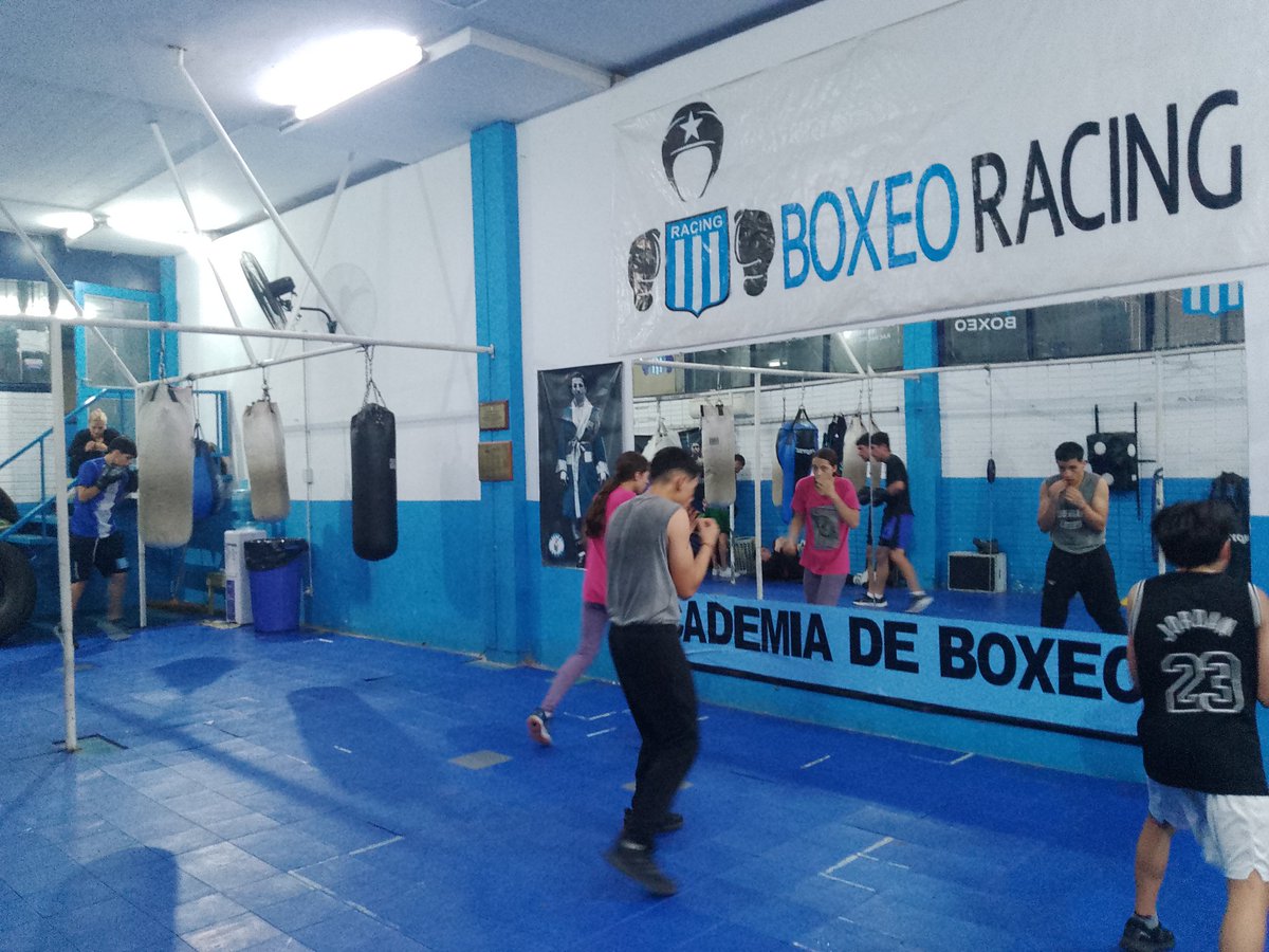 eduarc67's tweet photo. @BoxeoRacing cada vez se pone mejor 
🎓🥊💪🙌👊 @RacingClub 
@DeportesRacing https://t.co/z5XWxOcoRK