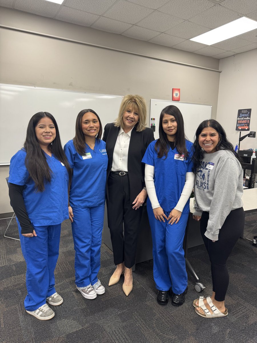 VickieMurillo's tweet photo. I enjoyed spending time with students at IWCC & hearing about their success! Their ambition, resilience, and drive make the future very bright. Proud of them all. #DiplomaPlusOne #AchieveMore #WhyMakeThemWait @CBCommSchools https://t.co/uJlIHpoNOM