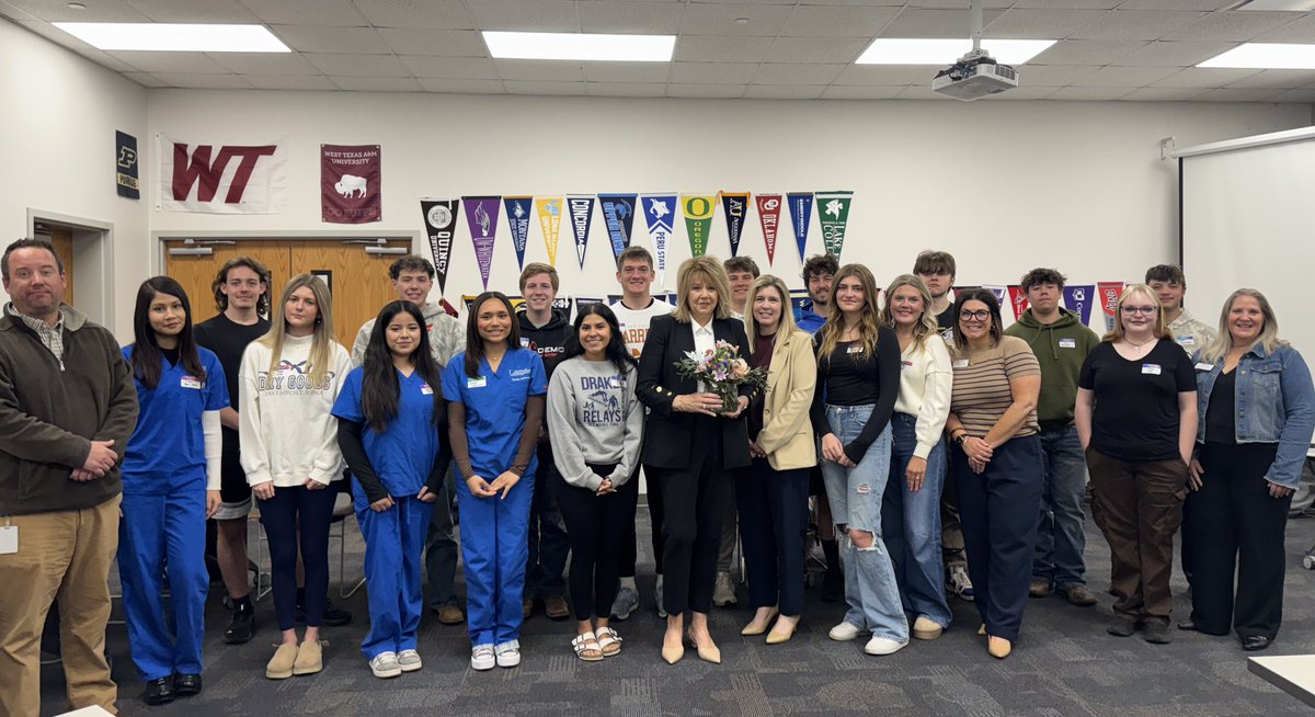 VickieMurillo's tweet photo. I enjoyed spending time with students at IWCC & hearing about their success! Their ambition, resilience, and drive make the future very bright. Proud of them all. #DiplomaPlusOne #AchieveMore #WhyMakeThemWait @CBCommSchools https://t.co/uJlIHpoNOM