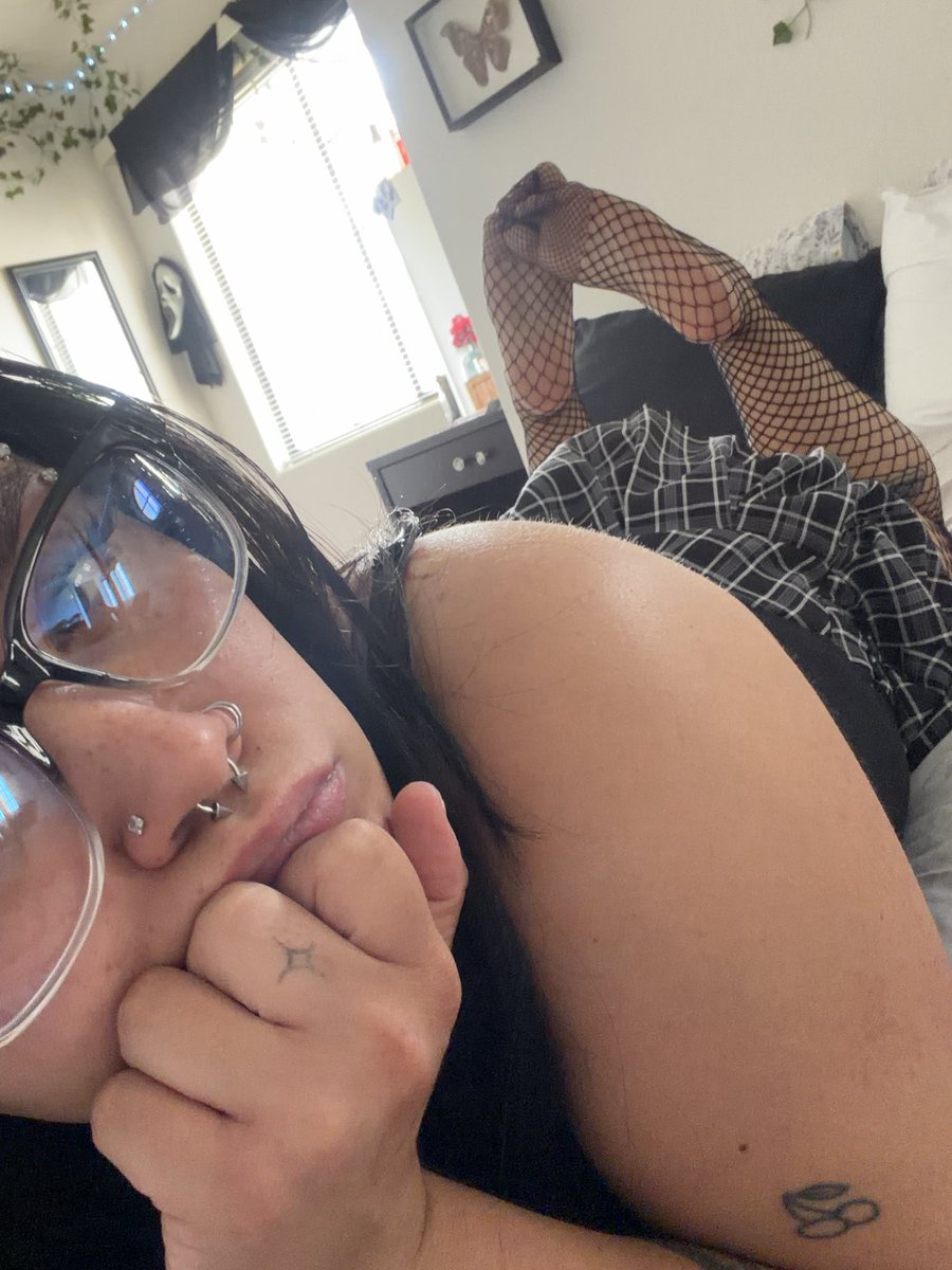 hazieeb's tweet photo. Waiting patiently….. you gonna cum keep me company 😚💭

#feetfetısh #feetworshi̇p #prettyfeet #miniskirts #sexyglasses #fishnets https://t.co/R1G0wMxh25