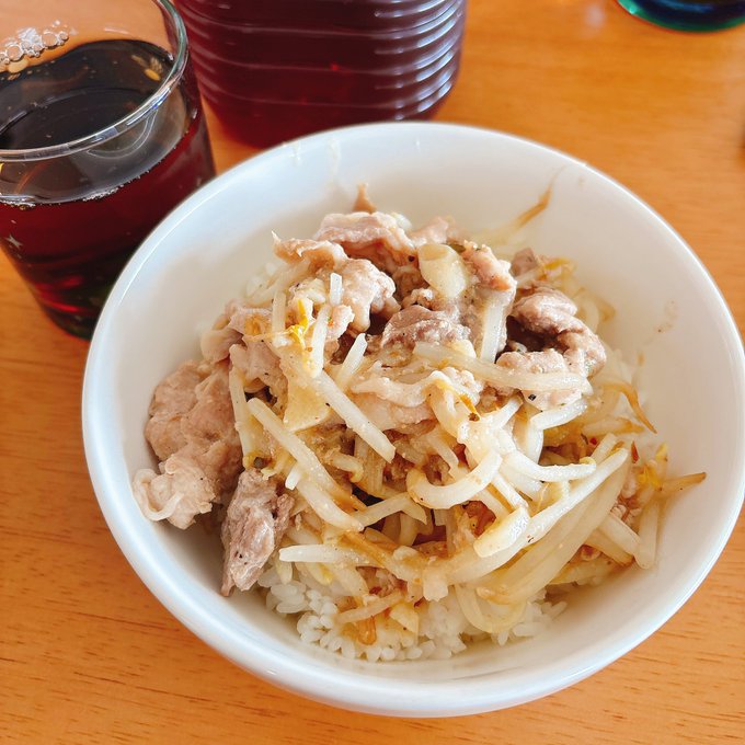 名も無き丼
(豚こまともやしを味噌バターで炒めたもの丼) 