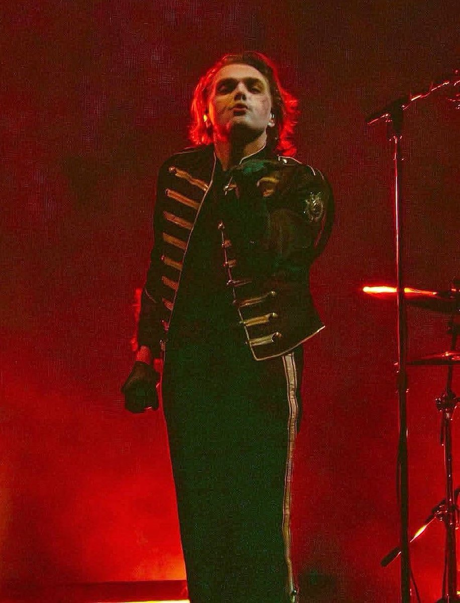 s0mn0lentt's tweet photo. felices 49 años a nuestro amado Gerard Way! 🖤✨️ https://t.co/IM7R6CG46f