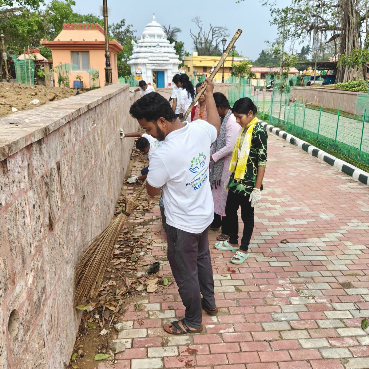 jointeamhf's tweet photo. On the occasion of “Odia Pakhya 2026”, a cleanliness drive was organized by the Puri Municipal Corporation (PMC) @puriulb around the premises of Shri Lokanath Temple to mark Swachh Odisha Divas. 
Happiness Foundation @jointeamhf actively participated in the drive, (1/2) https://t.co/KwlchzSEAo