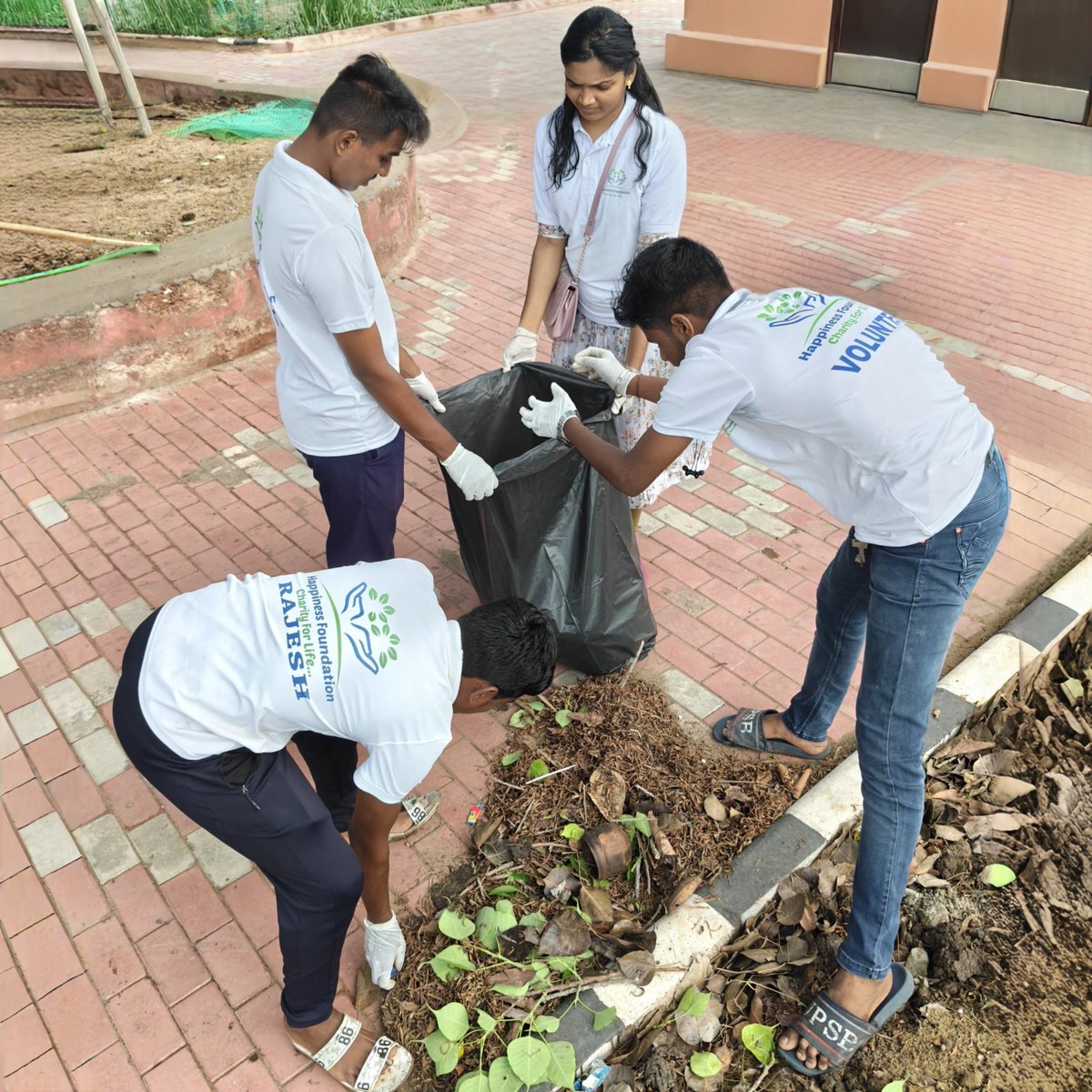 jointeamhf's tweet photo. On the occasion of “Odia Pakhya 2026”, a cleanliness drive was organized by the Puri Municipal Corporation (PMC) @puriulb around the premises of Shri Lokanath Temple to mark Swachh Odisha Divas. 
Happiness Foundation @jointeamhf actively participated in the drive, (1/2) https://t.co/KwlchzSEAo