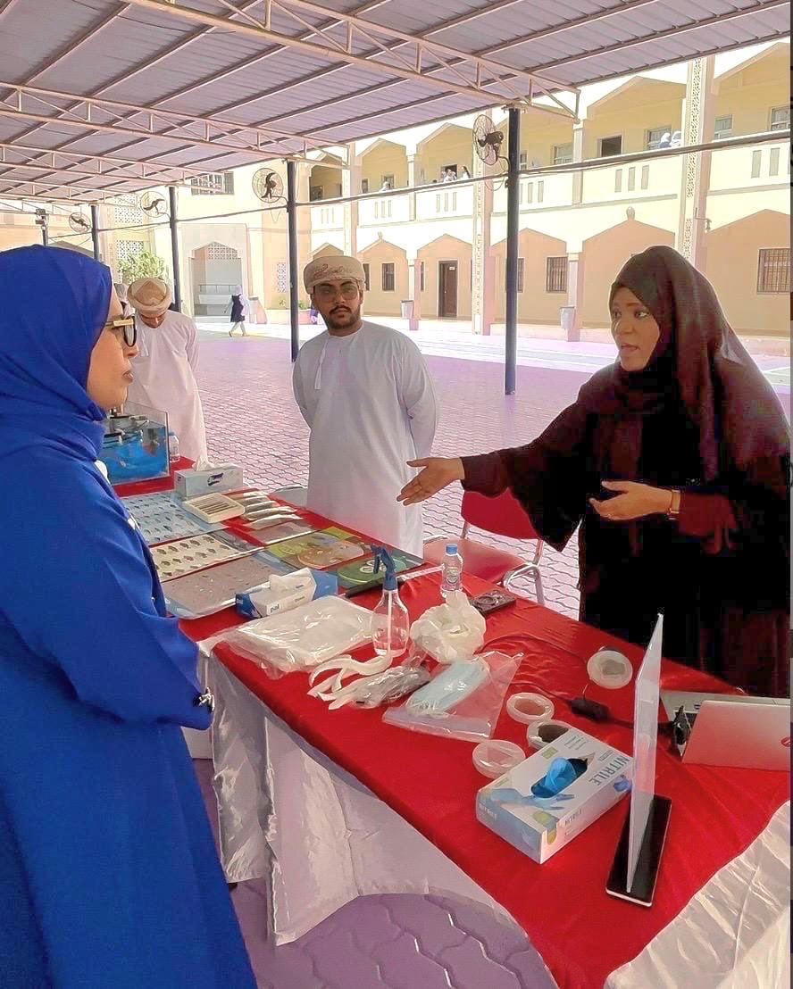 MAFWR_FishRes's tweet photo. في إطار جهود التوعية لطلبة المدارس,جانب من مشاركة مركز الإستزراع السمكي في فعالية يوم العلوم بمدرسة شمساء الخليلي في مسقط  يوم الثلاثاء,٧ أبريل ٢٠٢٦م. حيث تم عرض نماذج مصغره لأنظمة الاستزراع  مثل الأقفاص العائمة والاكوابونيك والتعريف بأهمية الاستزراع. https://t.co/9CBclPMCZL