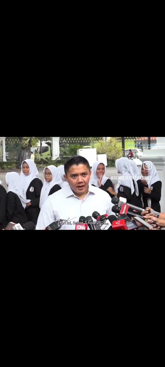 Presiden Prabowo memberi kesempatan siswa-siswi sekolah Generasi Penerus Bangsa mengunjungi Istana Merdeka.. memupuk Nasionalisme anak bangsa.

<a href="/YandriSusanto/">Yandri Susanto</a> 
@SekretariatNegaraRI 

#BPSDMKementerianDesaPDT
#TerimakasihBapakPresiden 
#IstanaMerdeka #MemupukNasionalismeAnakBangsa