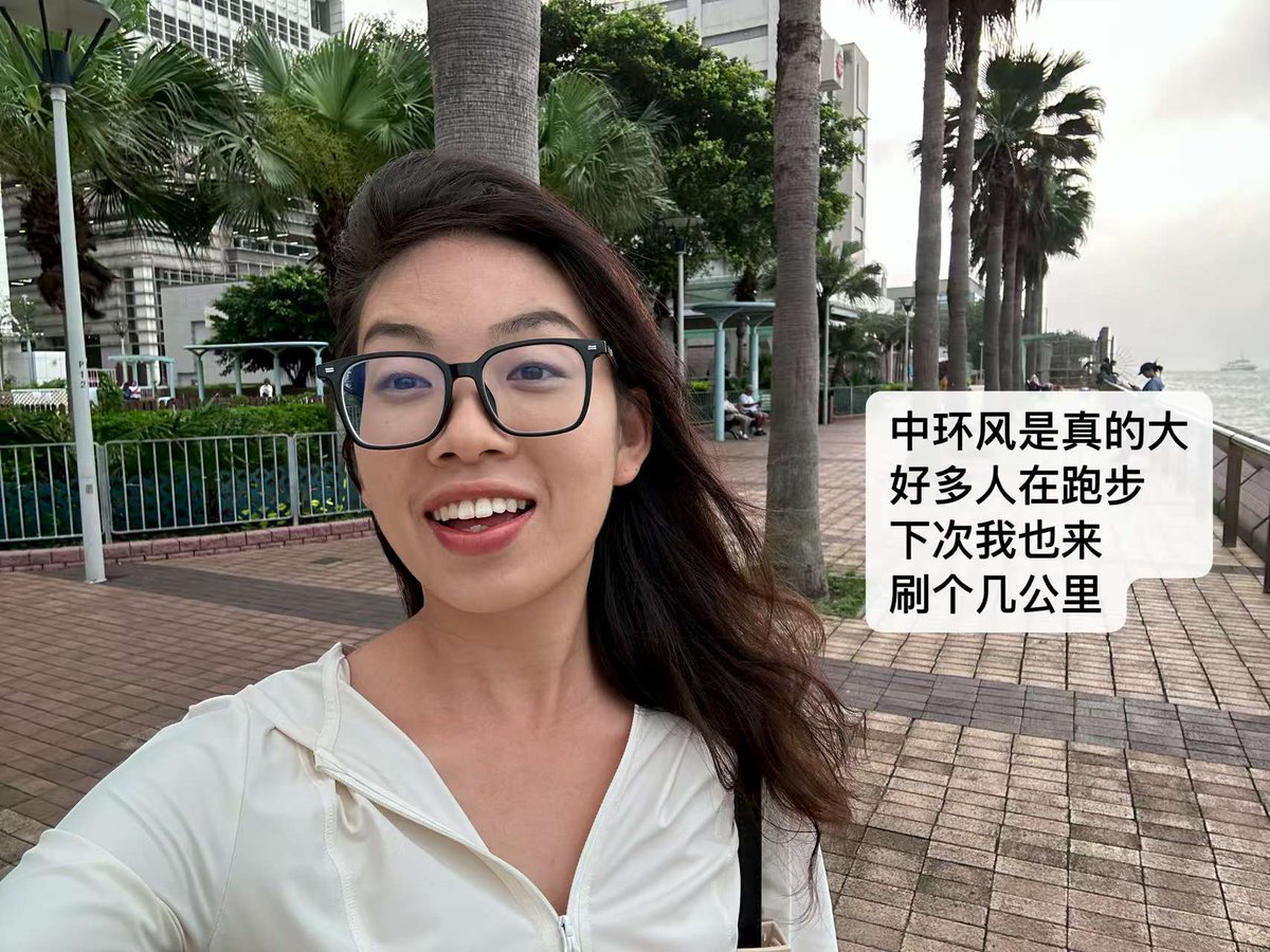 CryptoAnna01's tweet photo. 通行证和Visa卡丢了，报案后如何委托人领取？

昨天去香港的中区警署帮朋友取Visa卡和通行证，我发现警署的小哥办事态度挺好，也挺高效。把攻略给大家：

挂失流程我不知道，但是取的流程我知道，需要失主本人准备两样东西，一样是授权书；一样是失主本人的护照复印件。

我带着我的身份证、护照、通行证去的警署，到了中区警署总部的一楼，把报案的编号给到，等朋友联系对应部门。

总部一楼不是做这个业务的，负责证件丢失处理的是另一个部门，所以需要在一楼等。

如果你们也是证件丢失，需要提前联系对应的部门负责人预约，然后你到达后他们会下楼接你，接到后会给一份签字文件，并且需要代领人提供通行证。

还有一个需要注意的点是时间，警署是5点准时下班，所以办理大家一定要赶在时间之前。

有个特殊的点，因为朋友是律师，所以她在报备的时候好像签署的文件有法律作用来着，下次我问问具体原因。

领取流程还是很方便的啦~