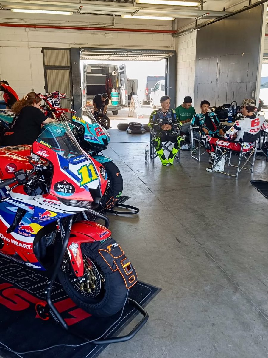 motto_motogp's tweet photo. ホントだったら今週はMotoGPのカタール戦だったところ、いらん戦争のおかげで延期となりなにもない週末に。そこでせっかく空いた時間を無駄にするのはもったいないと、マルケス兄弟にモレイラ、アコスタらが連れ立って、モーターランド・アラゴンのミニコースでトレーニング。今季は開幕からいまいち調子がパッとしないマルケスブラザースだけど、この気のおけない仲間たちとの練習で何かを取り戻すことができたか。

📸@ motorlandaragon
