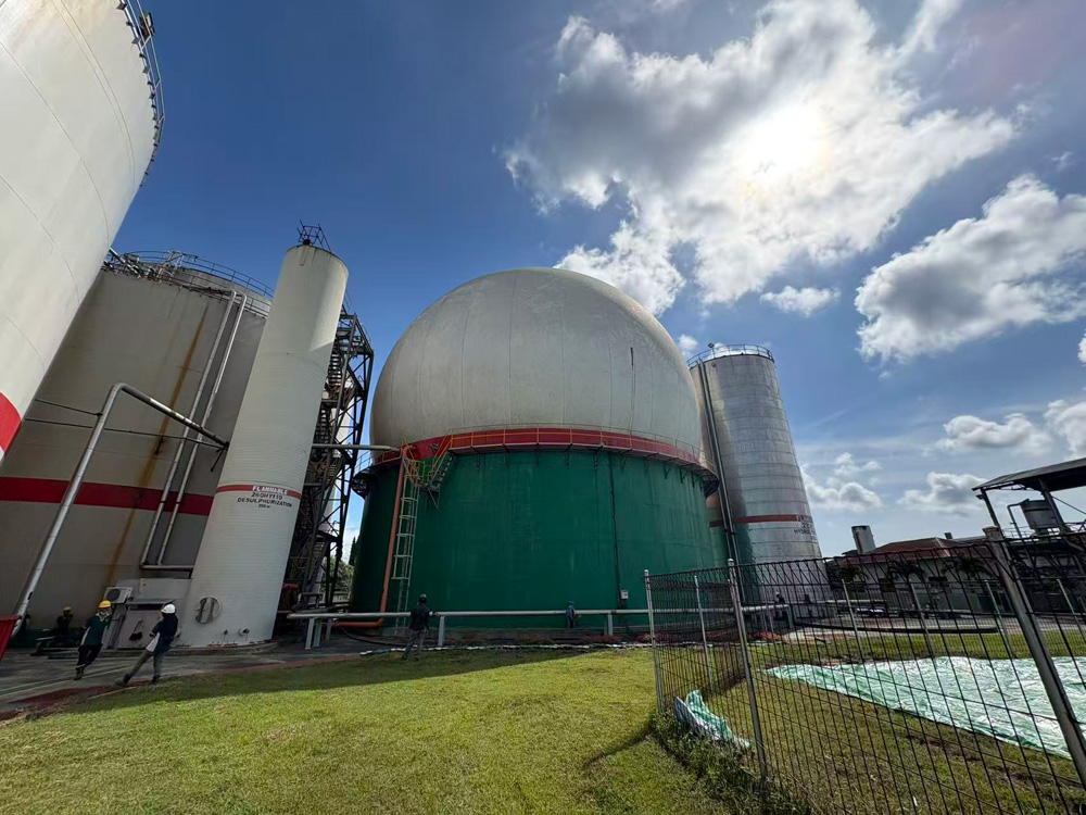 CdAmoco's tweet photo. We are about to replace an old double membrane biogas holder in Kalimantan Timur, Indonesia. 

The new biogas holder features a reduced height and has a design volume of 3,000 cubic meters.

----------------------
amoco@amoco.com.cn
https://t.co/pNRK2joVbR

#Biogas #Gasholder https://t.co/05lYgT6T9q