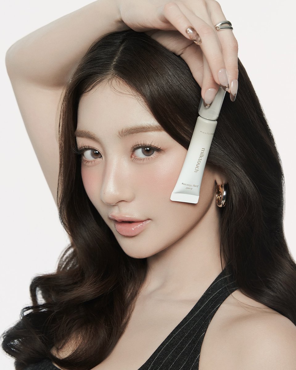 milktouch_jp's tweet photo. 毎日のメイクを完成させる
アイコニックなマスカラライン 👀✨

🖤 アイコニック フィルム マスカラ
ツイザーのように立体感のある、
 #束感ロングラッシュ

🩷 アイコニック ロングマスカラ
まるでまつエク！ダマなし 
#ディテールロングラッシュ

NEWマスカラカラーでジヒョのように
完璧な目元を演出してみてください🎶

Qoo10メガポ最終日お得にゲット！
🔗https://t.co/n2IzPqOJic

#milktouch #ミルクタッチ